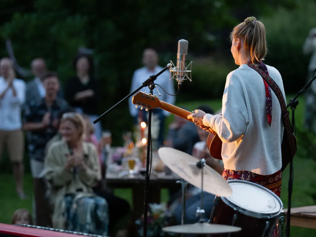 Henja spielt für das Publikum im Abendlicht